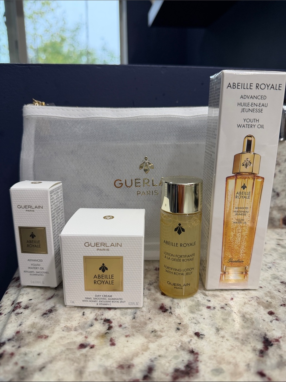 GUERLAIN Abeille Royale Set in Gold and White